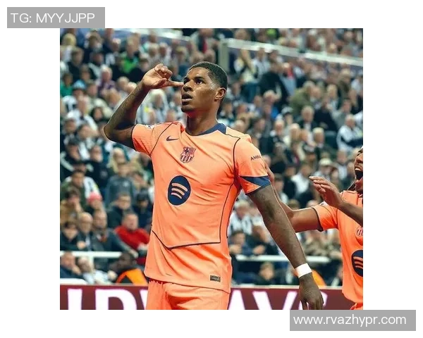 足球明星在比赛中的失控瞬间令人瞩目,情绪波动引发争议与讨论 足球明星在比赛中的失控瞬间令人瞩目,情绪波动引发争议与讨论