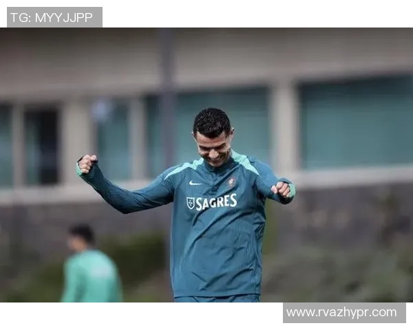 雪花纷飞中C罗的足球传奇之路与不屈精神的完美结合 雪花纷飞中C罗的足球传奇之路与不屈精神的完美结合