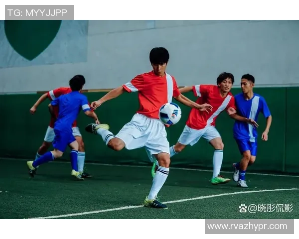 高清足球少年明星图片展现青春活力与梦想追逐