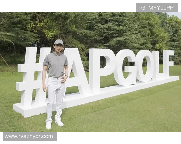 足球明星优雅转身西装搭配手包展现时尚魅力与运动风范 足球明星优雅转身西装搭配手包展现时尚魅力与运动风范